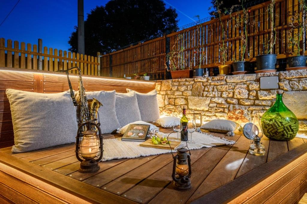 Vanjski lounge na drvenoj terasi uvečer